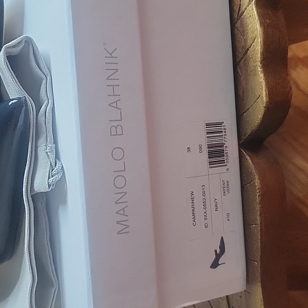 Unworn, Manolo Blahnik Patent Navy Blue Mary Jane Heels Size EU38. - Picture 4 of 10